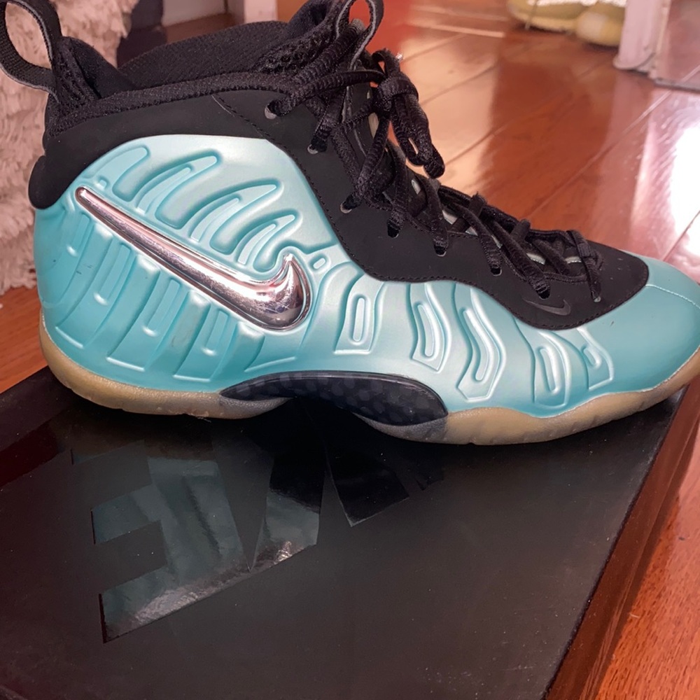 These Nike little posite pros are a kid size shoe!